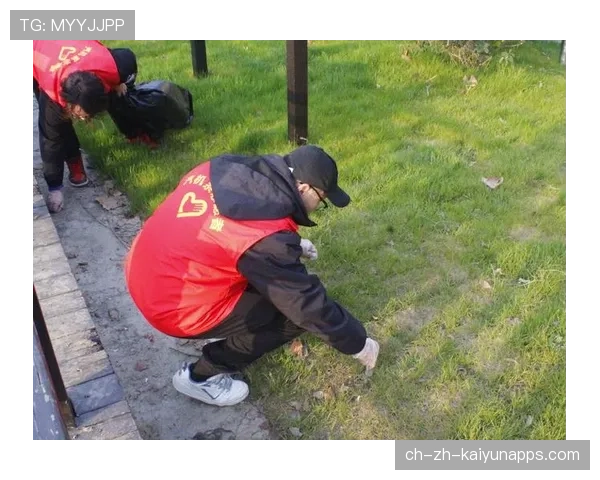 俱乐部球员参与环保志愿活动宣传绿色出行理念